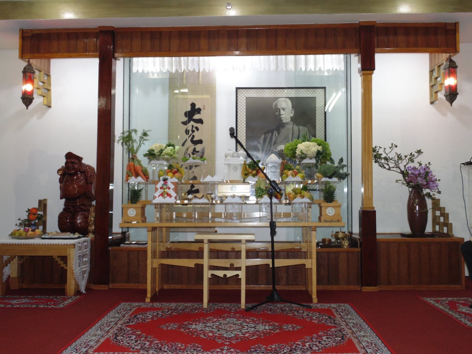 Altar central do Templo com o retrato de Meishu-Sama