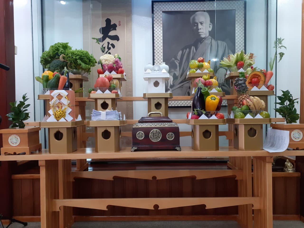 Altar do Templo com o retrato de Meishu-Sama
