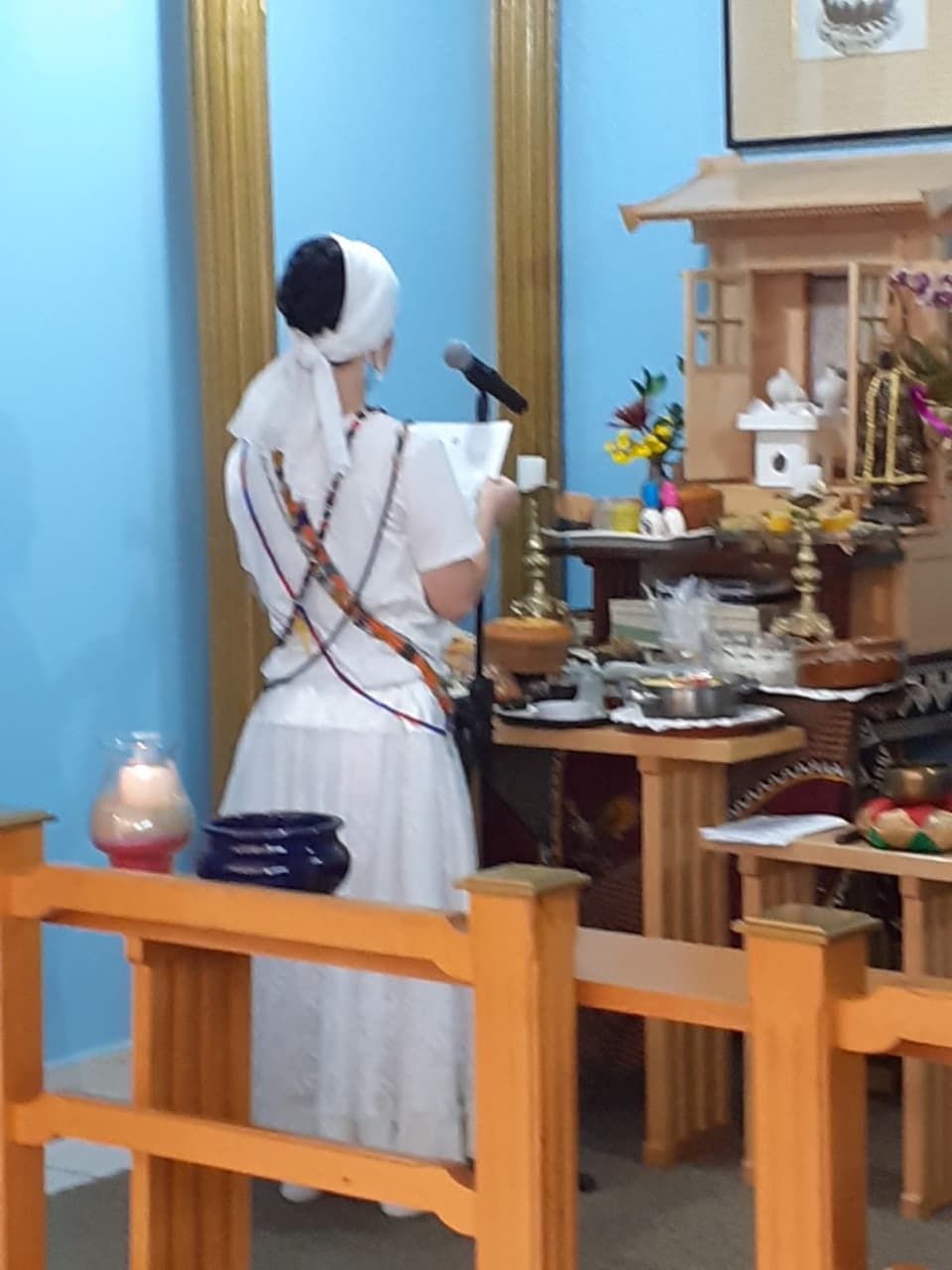 Momento de dedicação no altar