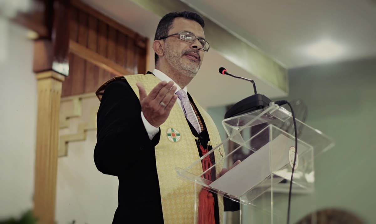 Reverendo Dorgival Santos Silva pregando no púlpito do Templo