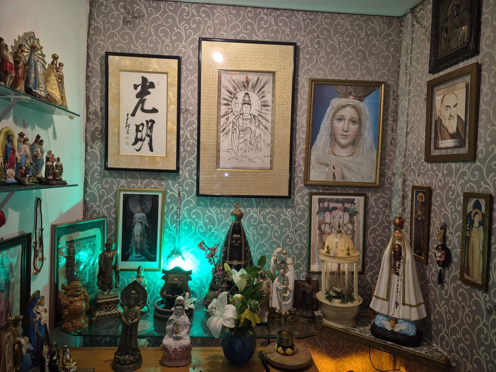 Parede da Sala Ecumênica com imagens de várias tradições religiosas